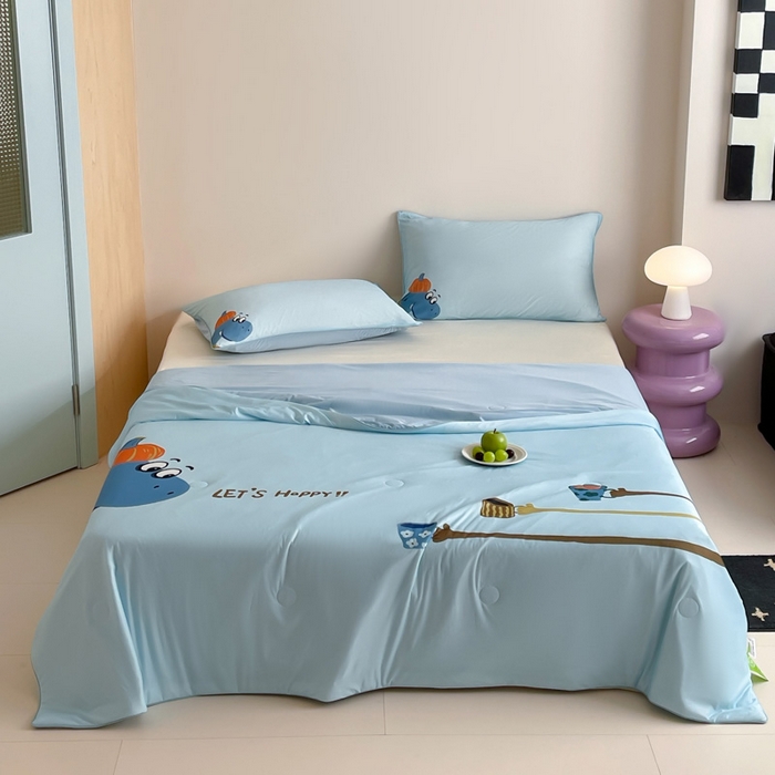 91家纺网 家纺一手货源 找家纺 大彩家居 2025新款凉感丝大版数码印花夏凉被 南瓜恐龙-蓝