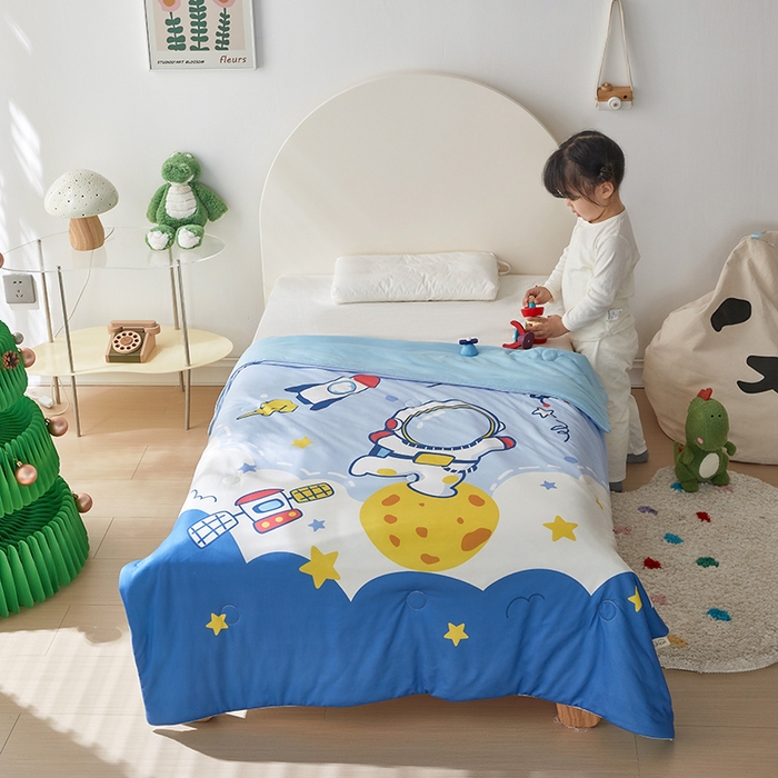 91家纺网 家纺一手货源 找家纺 荷马之梦 2025新款卡通数码印花大版针织棉儿童夏被-绵绵系列 太空漫步