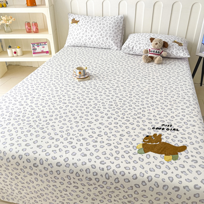 91家纺网 家纺一手货源 找家纺 雅居纺家纺 2025春夏新款全棉纯棉绣花A类老粗布单床单床单单件 奔跑小狗