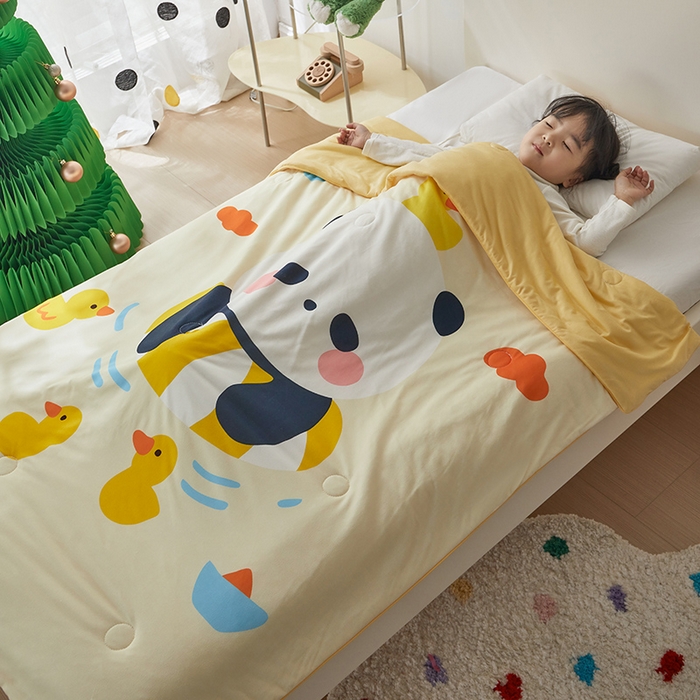 91家纺网 家纺一手货源 找家纺 荷马之梦 2025新款卡通数码印花大版针织棉儿童夏被-绵绵系列 童趣熊