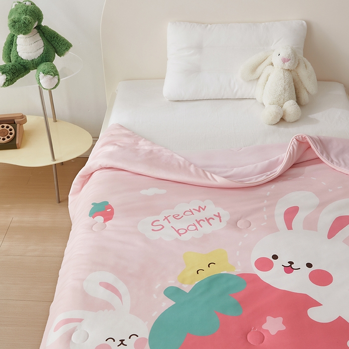 91家纺网 家纺一手货源 找家纺 荷马之梦 2025新款卡通数码印花大版针织棉儿童夏被-绵绵系列 糖果兔