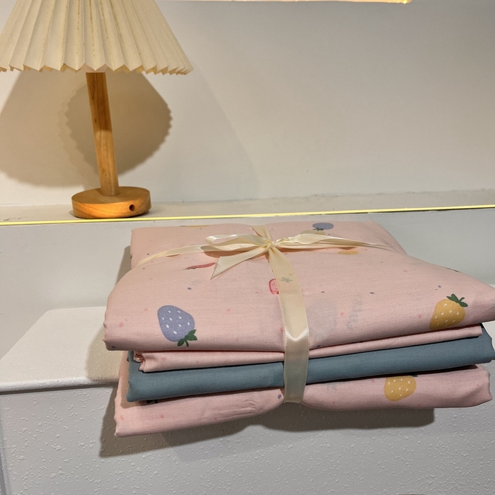 91家纺网 家纺一手货源 找家纺 花西夫人2025新款13372纯棉印花全棉四件套床单床笠款草莓奶昔-天蓝