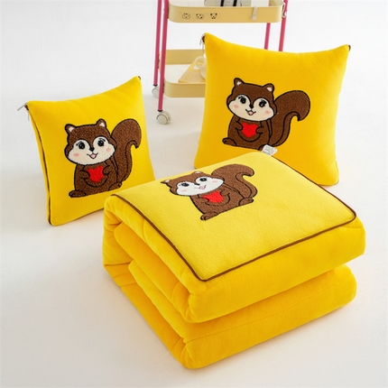 91家纺网 家纺一手货源 找家纺 宝马家纺（原梦童画） 2025新款牛奶绒小松鼠抱枕被 柠檬黄
