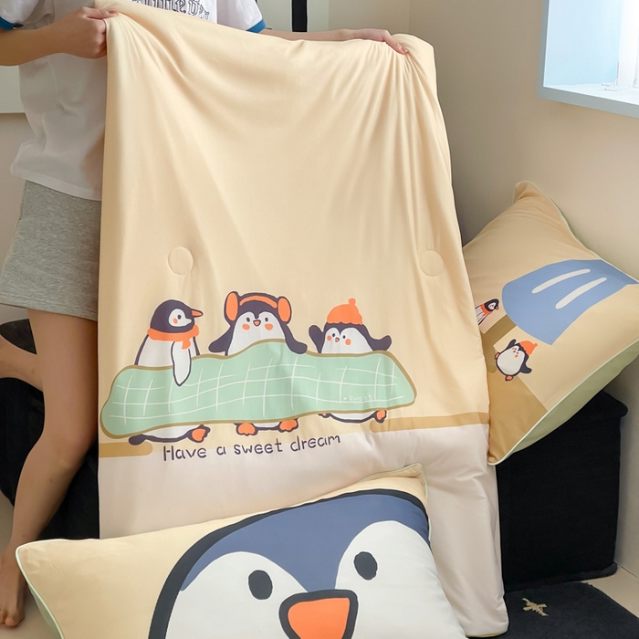 91家纺网 家纺一手货源 找家纺 大彩家居 2025新款凉感丝大版数码印花夏凉被 呆萌小企鹅