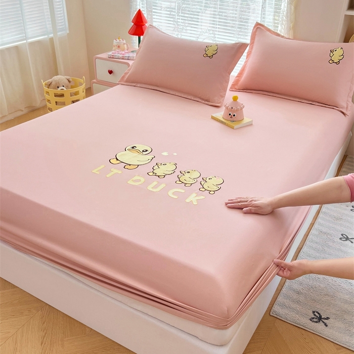 91家纺网 家纺一手货源 找家纺 梦舒羽 2025新款针织棉双层纱床笠-小黄鸭 旅行鸭-浅粉