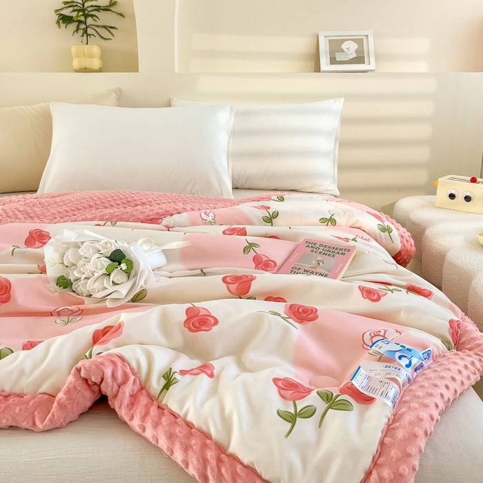 91家纺网 家纺一手货源 找家纺 爱宝被业 2025新款A类凉感豆豆绒羽丝棉夏被 玫瑰恋人
