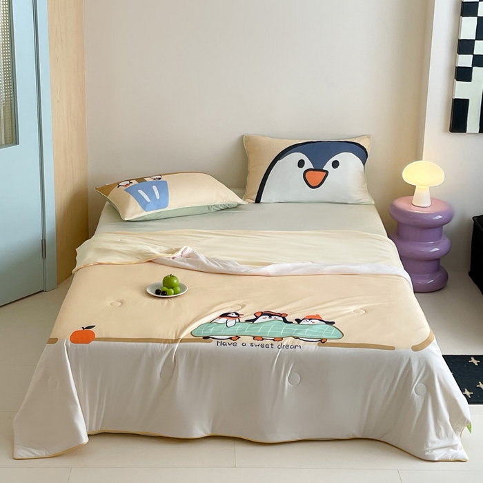 91家纺网 家纺一手货源 找家纺 大彩家居 2025新款凉感丝大版数码印花夏凉被 呆萌小企鹅