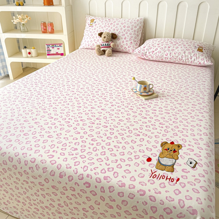 91家纺网 家纺一手货源 找家纺 雅居纺家纺 2025春夏新款全棉纯棉绣花A类老粗布单床单床单单件 可爱熊