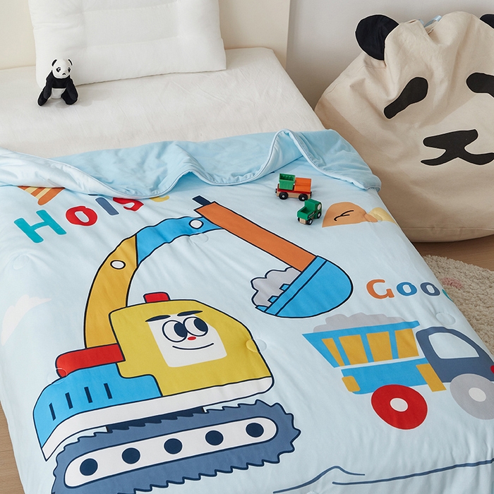 91家纺网 家纺一手货源 找家纺 荷马之梦 2025新款卡通数码印花大版针织棉儿童夏被-绵绵系列 工程小车队