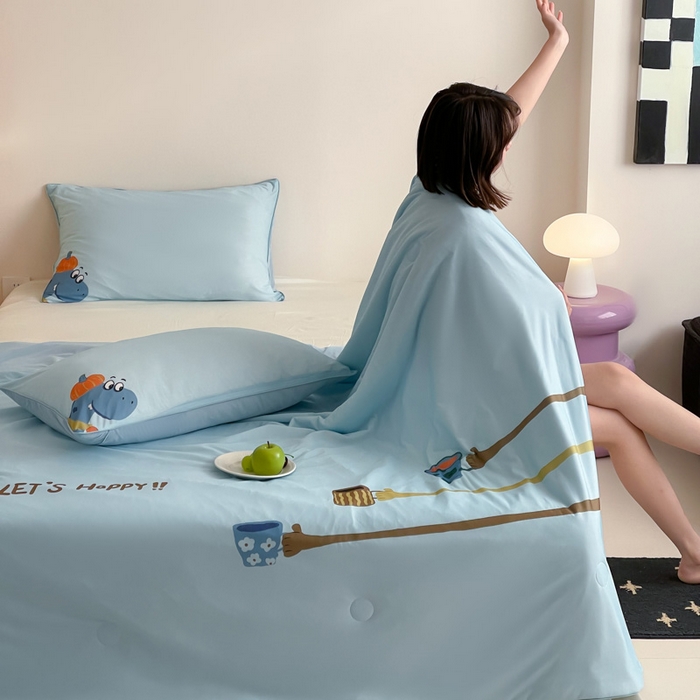 91家纺网 家纺一手货源 找家纺 大彩家居 2025新款凉感丝大版数码印花夏凉被 南瓜恐龙-蓝