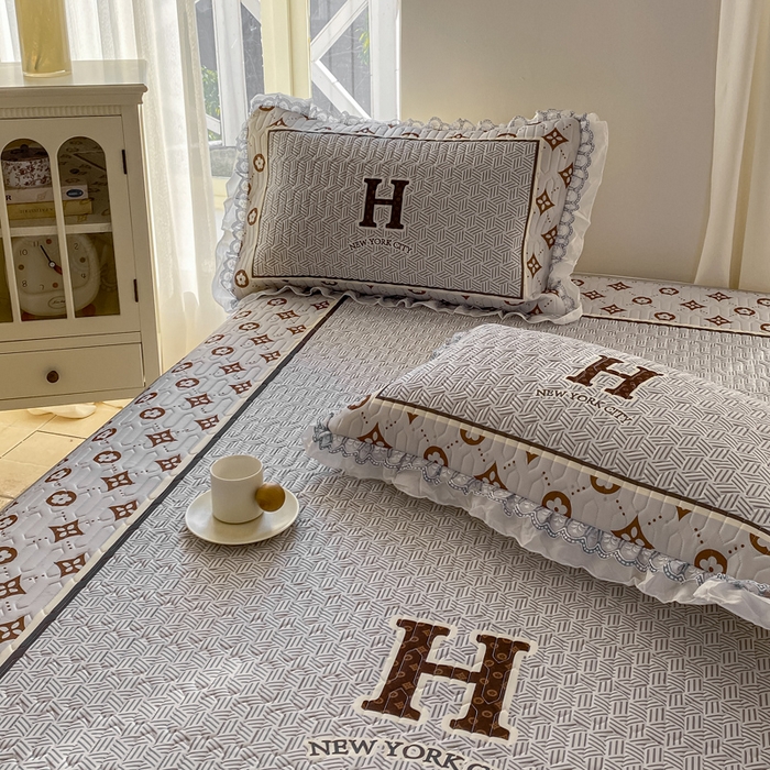 91家纺网 家纺一手货源 找家纺 麋兔 2025新款冰丝床裙乳胶凉席席子 大H