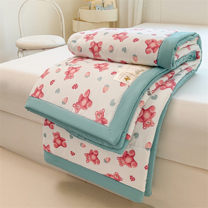 91家纺网 家纺一手货源 找家纺 雅颂缘 2025新款印花水洗棉新疆棉花夏被 草莓小熊