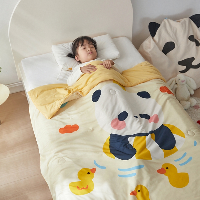 91家纺网 家纺一手货源 找家纺 荷马之梦 2025新款卡通数码印花大版针织棉儿童夏被-绵绵系列 童趣熊