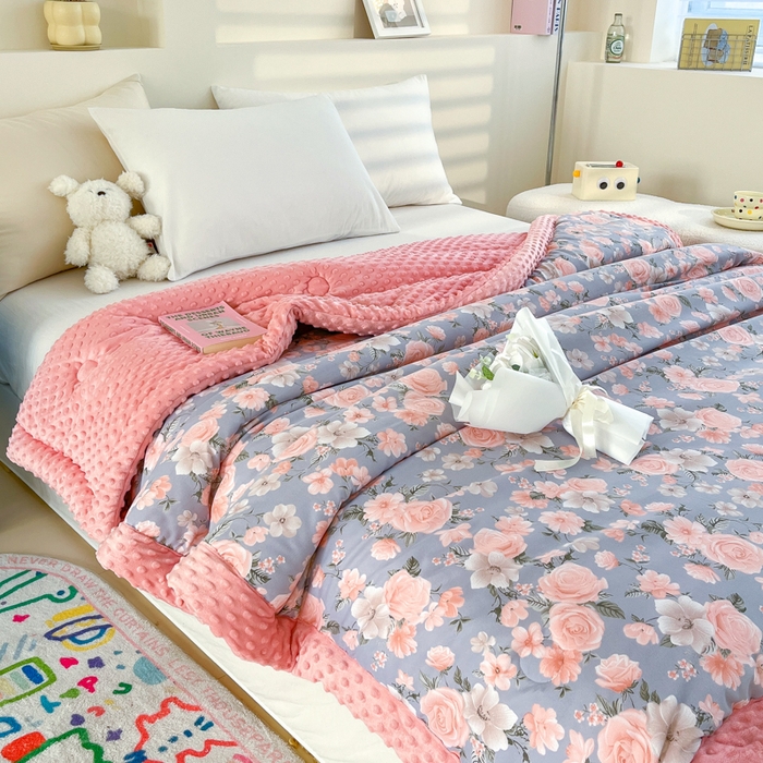 91家纺网 家纺一手货源 找家纺 爱宝被业 2025新款A类凉感豆豆绒羽丝棉夏被 爱的花海