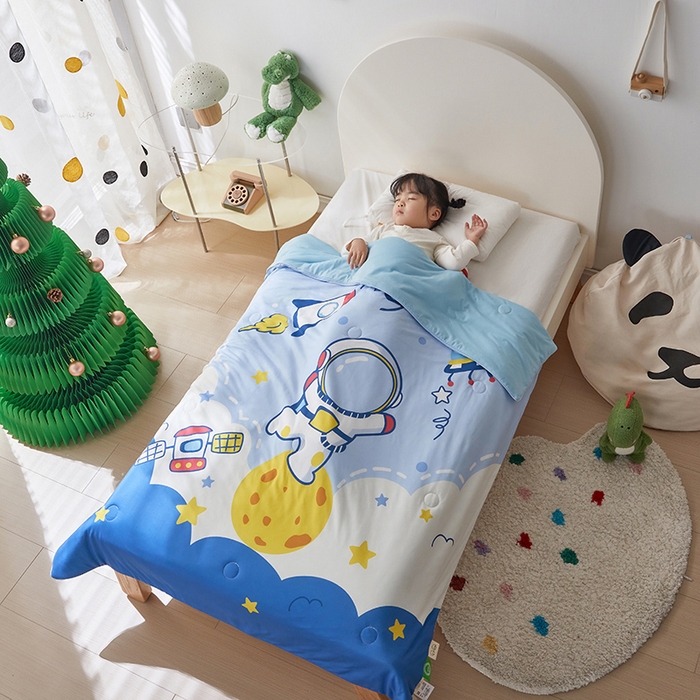 91家纺网 家纺一手货源 找家纺 荷马之梦 2025新款卡通数码印花大版针织棉儿童夏被-绵绵系列 太空漫步