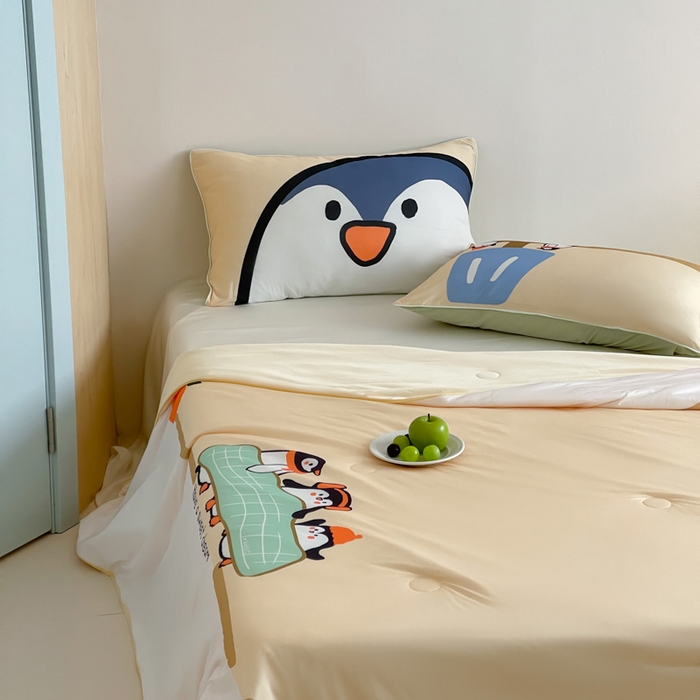 91家纺网 家纺一手货源 找家纺 大彩家居 2025新款凉感丝大版数码印花夏凉被 呆萌小企鹅