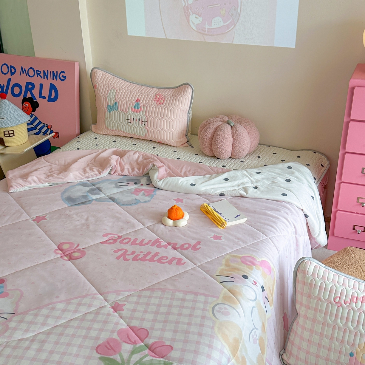 91家纺网 家纺一手货源 找家纺 美乐迪家纺2025新款凉感丝乳胶凉席夏被夏凉被空调被 猫咪聚会