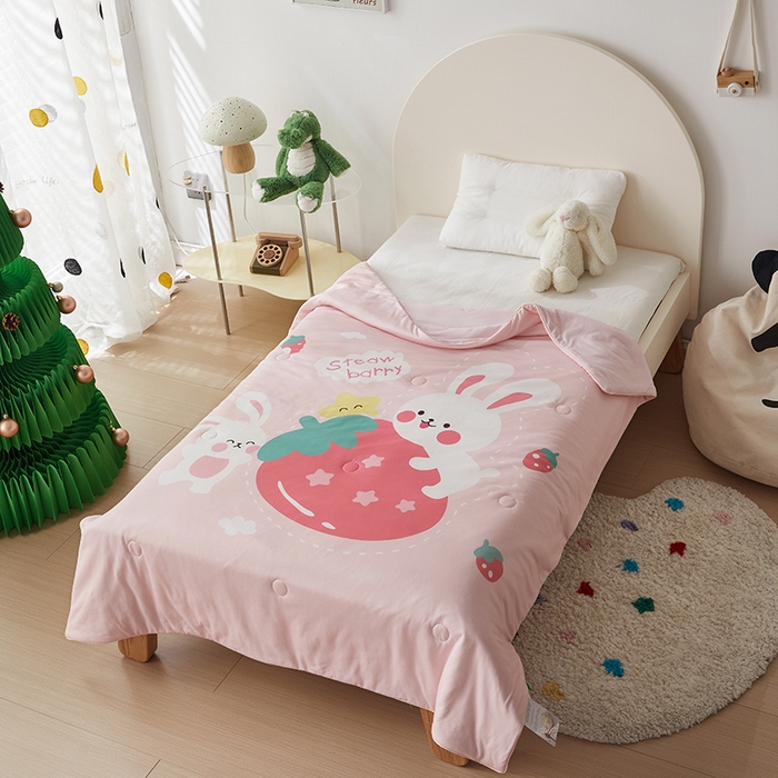 91家纺网 家纺一手货源 找家纺 荷马之梦 2025新款卡通数码印花大版针织棉儿童夏被-绵绵系列 糖果兔