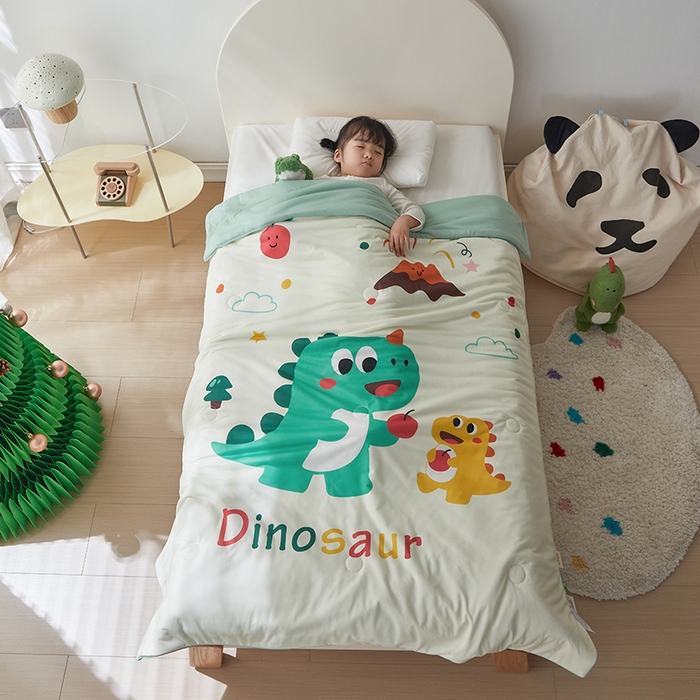 91家纺网 家纺一手货源 找家纺 荷马之梦 2025新款卡通数码印花大版针织棉儿童夏被-绵绵系列 恐龙伙伴