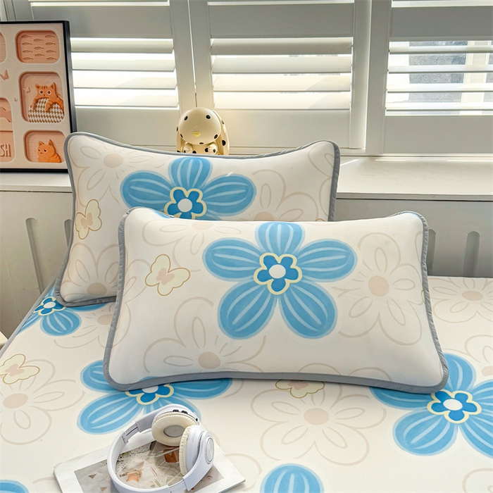 91家纺网 家纺一手货源 找家纺 雯豆家纺 2025夏季新品碳光冰丝凉席床笠款三件套印花小清新绑带冰丝席床罩 碳光冰丝席-床笠款-艾夏