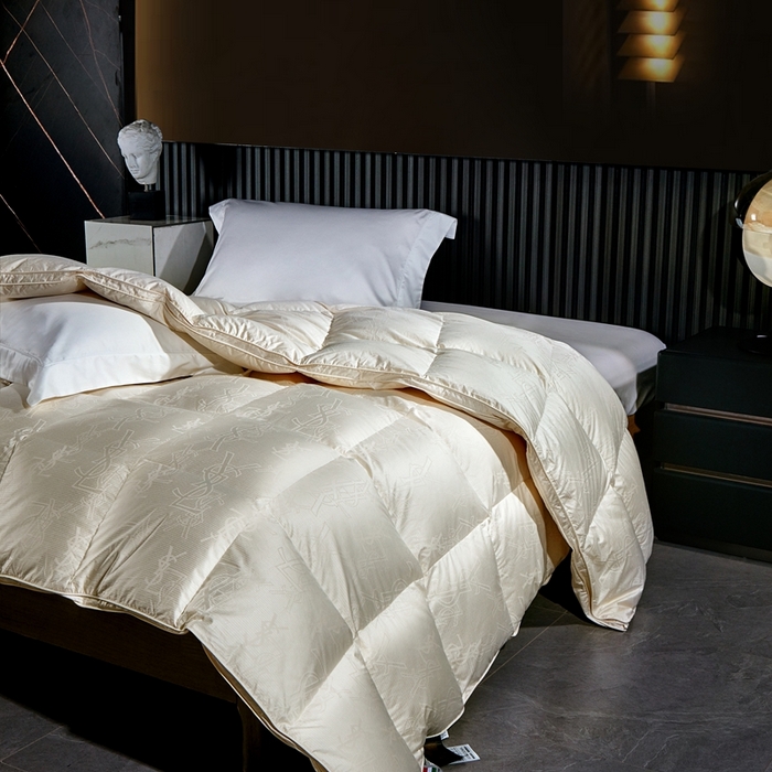 91家纺网 家纺一手货源 找家纺 静若居2025新款高精密全棉提花单层高端立体羽绒被壳大牌提花羽绒被壳95白鹅绒被 YSL咖金-贝壳