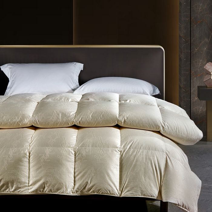 91家纺网 家纺一手货源 找家纺 静若居2025新款高精密全棉提花单层高端立体羽绒被壳大牌提花羽绒被壳95白鹅绒被 YSL咖金-贝壳