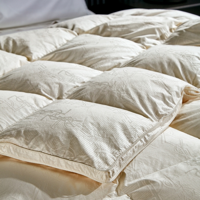 91家纺网 家纺一手货源 找家纺 2025新款高精密全棉提花单层高端立体羽绒被壳大牌提花羽绒被壳95白鹅绒被 YSL米白-贝壳