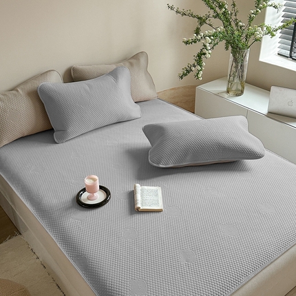 凉百百 2025新款3D豆豆凉感凉席系列-小熊 高级灰