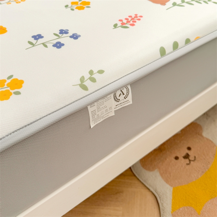 91家纺网 家纺一手货源 找家纺 雯豆家纺 2025夏季新品碳光冰丝凉席床笠款三件套印花小清新绑带冰丝席床罩 碳光冰丝席-床笠款-花丛小兔