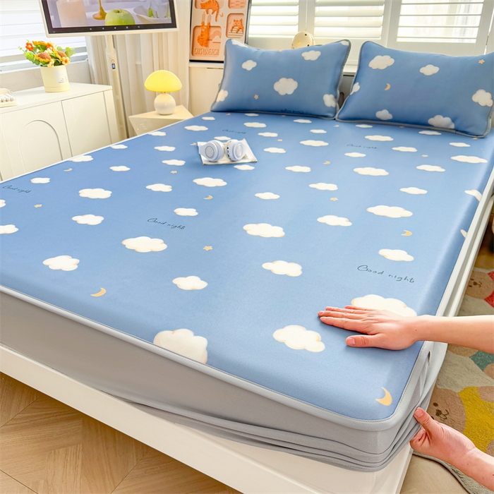 91家纺网 家纺一手货源 找家纺 雯豆家纺 2025夏季新品碳光冰丝凉席床笠款三件套印花小清新绑带冰丝席床罩 碳光冰丝席-床笠款-天空云