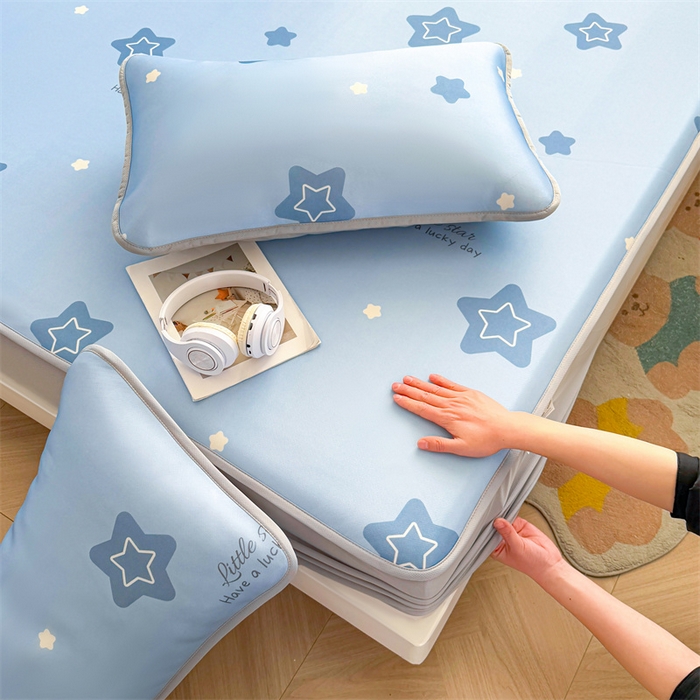 91家纺网 家纺一手货源 找家纺 雯豆家纺 2025夏季新品碳光冰丝凉席床笠款三件套印花小清新绑带冰丝席床罩 碳光冰丝席-床笠款-浩瀚星辰