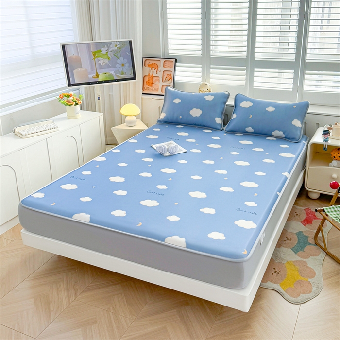 91家纺网 家纺一手货源 找家纺 雯豆家纺 2025夏季新品碳光冰丝凉席床笠款三件套印花小清新绑带冰丝席床罩 碳光冰丝席-床笠款-天空云