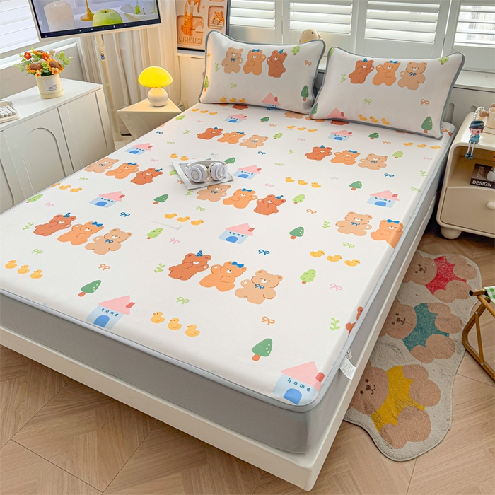 91家纺网 家纺一手货源 找家纺 雯豆家纺 2025夏季新品碳光冰丝凉席床笠款三件套印花小清新绑带冰丝席床罩 碳光冰丝席-床笠款-小熊伙伴