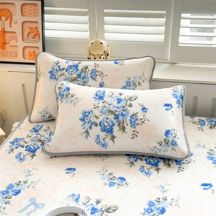 91家纺网 家纺一手货源 找家纺 雯豆家纺 2025夏季新品碳光冰丝凉席床笠款三件套印花小清新绑带冰丝席床罩 碳光冰丝席-床笠款-芳华如梦