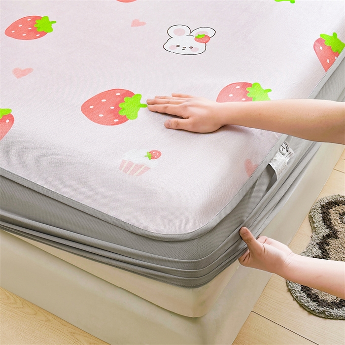 91家纺网 家纺一手货源 找家纺 雯豆家纺 2025夏季新品冰藤印花床笠三件套加厚冰丝软藤席小清新印花床罩单件 冰藤席-床笠款-草莓兔