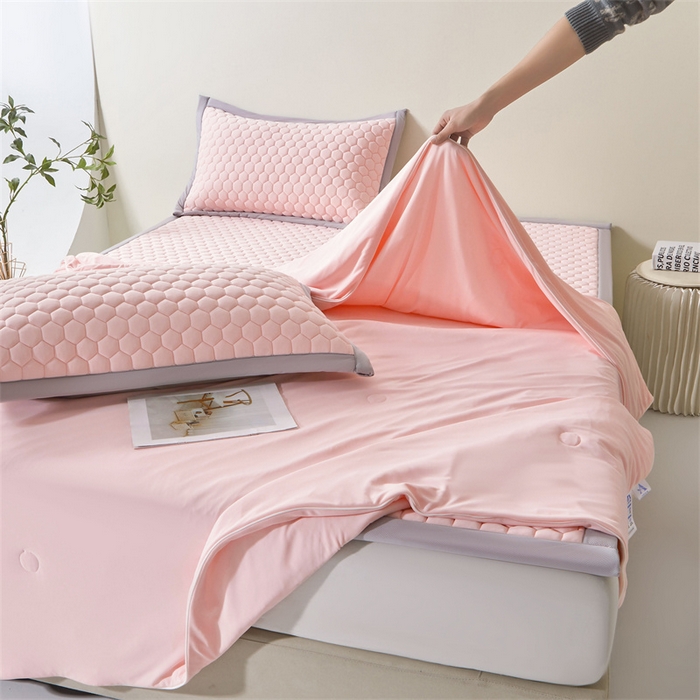 91家纺网 家纺一手货源 找家纺 雯豆家纺 2025夏季新品100%锦纶纯色凉感夏被空调被7A抗菌薄被子可机洗被芯 小冰皮锦纶夏被-密合粉