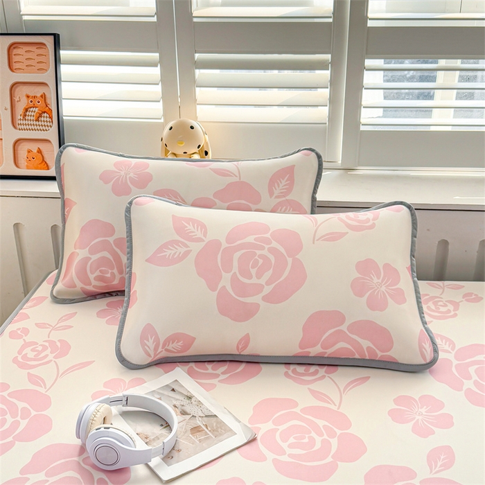 91家纺网 家纺一手货源 找家纺 雯豆家纺 2025夏季新品碳光冰丝凉席床笠款三件套印花小清新绑带冰丝席床罩 碳光冰丝席-床笠款-温语