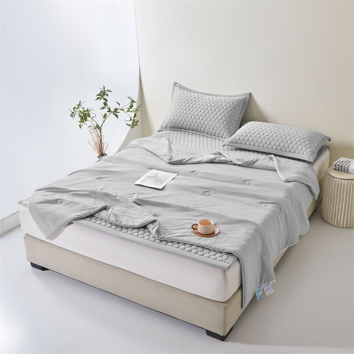 91家纺网 家纺一手货源 找家纺 雯豆家纺 2025夏季新品100%锦纶纯色凉感夏被空调被7A抗菌薄被子可机洗被芯 小冰皮锦纶夏被-时光灰