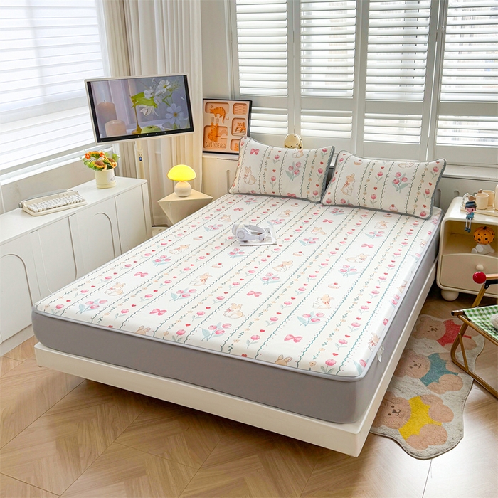 91家纺网 家纺一手货源 找家纺 雯豆家纺 2025夏季新品碳光冰丝凉席床笠款三件套印花小清新绑带冰丝席床罩 碳光冰丝席-床笠款-浪漫花丛