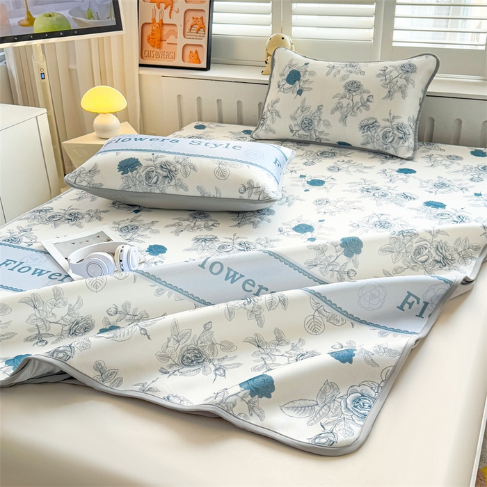 91家纺网 家纺一手货源 找家纺 雯豆家纺 2025夏季新品碳光冰丝凉席床笠款三件套印花小清新绑带冰丝席床罩 碳光冰丝席-床笠款-诗韵