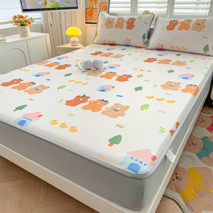 91家纺网 家纺一手货源 找家纺 雯豆家纺 2025夏季新品碳光冰丝凉席床笠款三件套印花小清新绑带冰丝席床罩 碳光冰丝席-床笠款-小熊伙伴