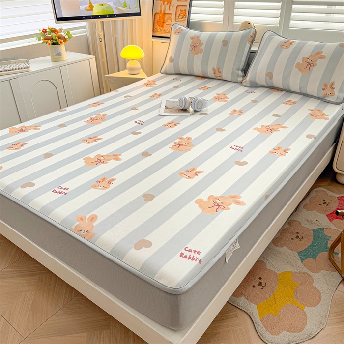 91家纺网 家纺一手货源 找家纺 雯豆家纺 2025夏季新品碳光冰丝凉席床笠款三件套印花小清新绑带冰丝席床罩 碳光冰丝席-床笠款-条纹兔