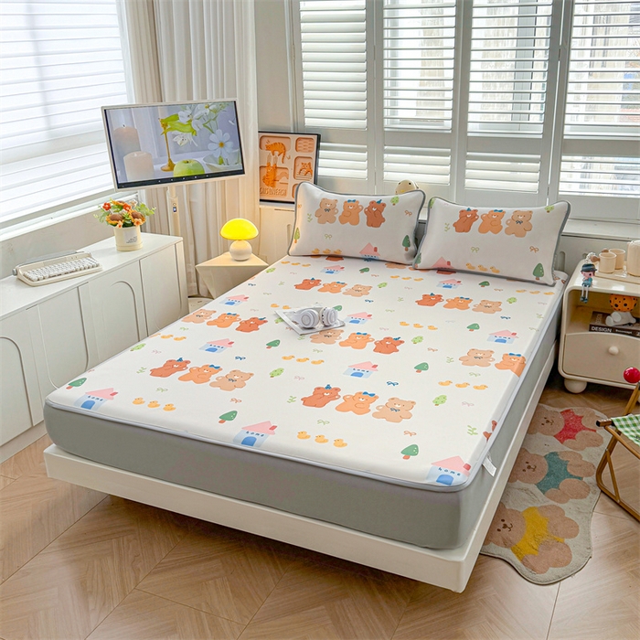 91家纺网 家纺一手货源 找家纺 雯豆家纺 2025夏季新品碳光冰丝凉席床笠款三件套印花小清新绑带冰丝席床罩 碳光冰丝席-床笠款-小熊伙伴