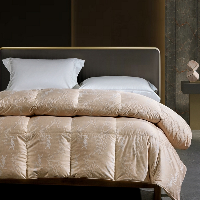 91家纺网 家纺一手货源 找家纺 静若居2025新款高精密全棉提花单层高端立体羽绒被壳大牌提花羽绒被壳95白鹅绒被 YSL米白-贝壳