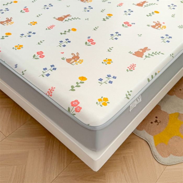 91家纺网 家纺一手货源 找家纺 雯豆家纺 2025夏季新品碳光冰丝凉席床笠款三件套印花小清新绑带冰丝席床罩 碳光冰丝席-床笠款-花丛小兔