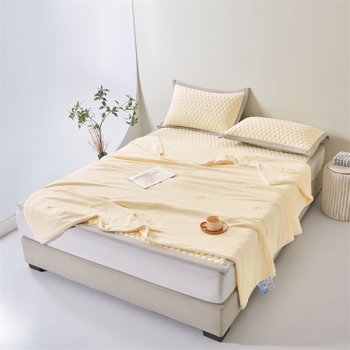 91家纺网 家纺一手货源 找家纺 雯豆家纺 2025夏季新品100%锦纶纯色凉感夏被空调被7A抗菌薄被子可机洗被芯 小冰皮锦纶夏被-杏子米