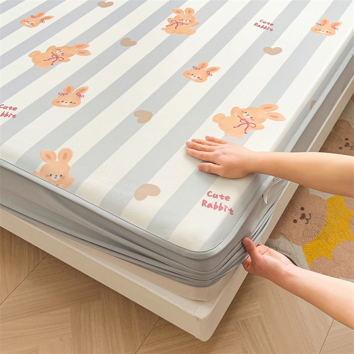 91家纺网 家纺一手货源 找家纺 雯豆家纺 2025夏季新品碳光冰丝凉席床笠款三件套印花小清新绑带冰丝席床罩 碳光冰丝席-床笠款-条纹兔