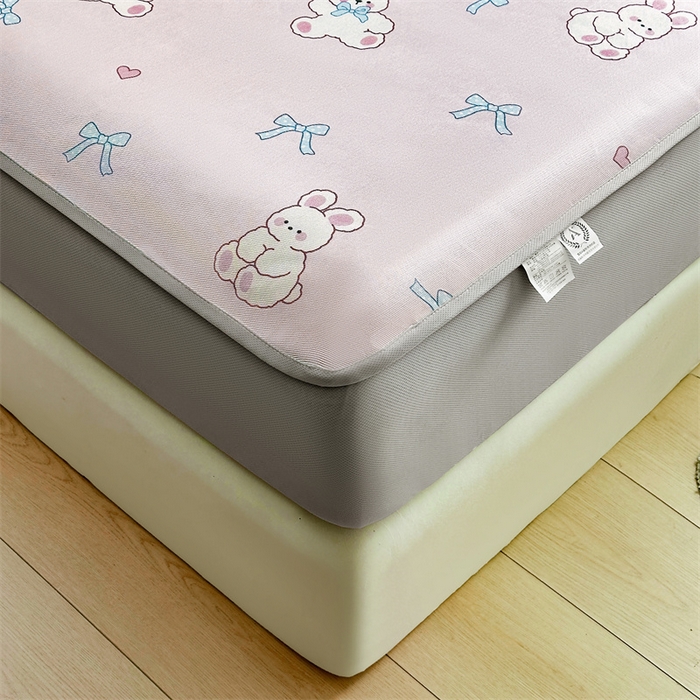 91家纺网 家纺一手货源 找家纺 雯豆家纺 2025夏季新品冰藤印花床笠三件套加厚冰丝软藤席小清新印花床罩单件 冰藤席-床笠款-爱心兔