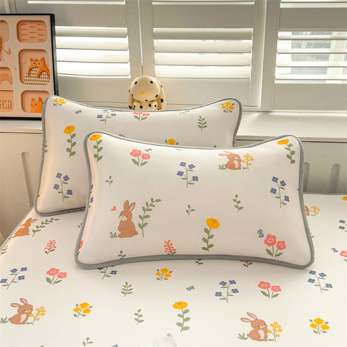 91家纺网 家纺一手货源 找家纺 雯豆家纺 2025夏季新品碳光冰丝凉席床笠款三件套印花小清新绑带冰丝席床罩 碳光冰丝席-床笠款-花丛小兔