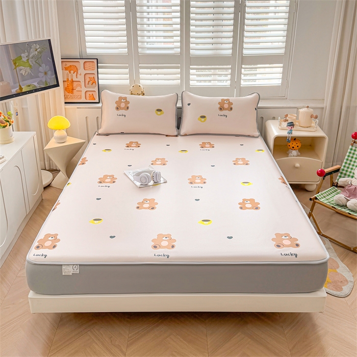 91家纺网 家纺一手货源 找家纺 雯豆家纺 2025夏季新品碳光冰丝凉席床笠款三件套印花小清新绑带冰丝席床罩 碳光冰丝席-床笠款-咖啡小熊